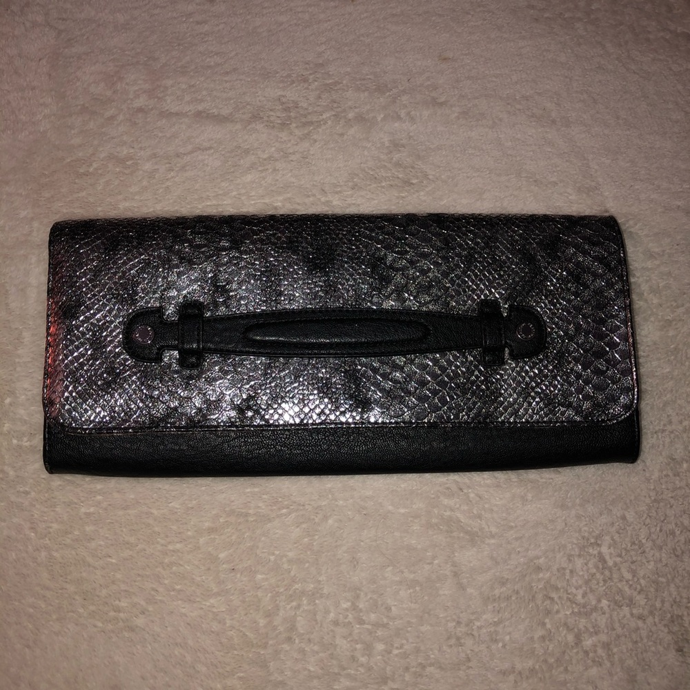 Clutch for night on the town 🌃✨
